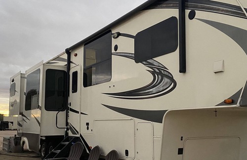 Pinnacle Vista House | Luxury RV on working horse ranch