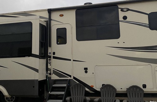 Pinnacle Vista House | Luxury RV on working horse ranch