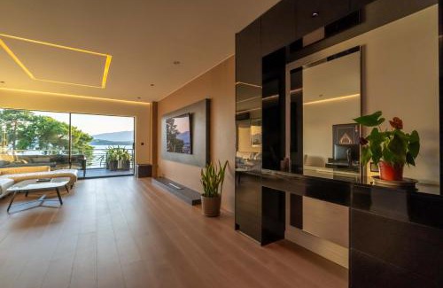 Volos City Centre Apartment | Luxury Sea View 2BR Apt - Balcony & Free Parking