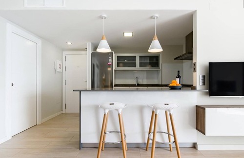 Malaga Apartment | Luxury seaside apartment with pool, parking and Wi-Fi in Málaga