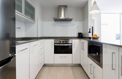 Malaga Apartment | Luxury seaside apartment with pool, parking and Wi-Fi in Málaga