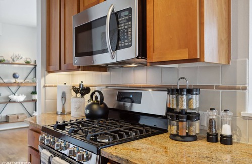 Downtown Seattle Condo | 🚢Luxury Seattle Waterfront Walk to Cruise Ship & Pike Place -Waterfront Views🎡