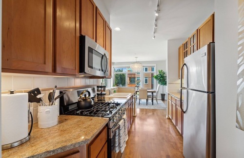 Downtown Seattle Condo | 🚢Luxury Seattle Waterfront Walk to Cruise Ship & Pike Place -Waterfront Views🎡