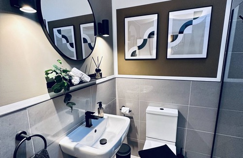 Radyr and Morganstown House | Luxury self-contained suite.