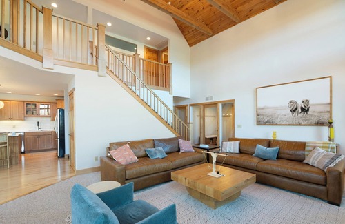 Wilmington House | Luxury Ski House minutes from Mount Snow - 2 living areas + Pet friendly!