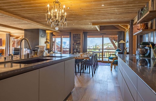 Cognet Apartment | Luxury Ski-In/Ski-Out Apartment with Terraces in Alpe d'Huez