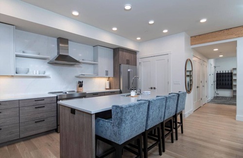 Ludlow House | Luxury Ski on/off Condo at Southface Village Okemo, direct ski access, heated pool