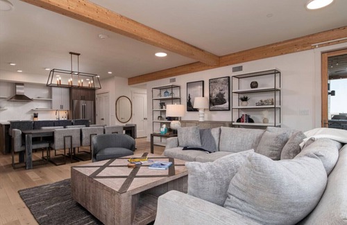 Ludlow House | Luxury Ski on/off Condo at Southface Village Okemo, direct ski access, heated pool