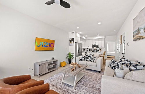 Southeast Houston House | Luxury Spacious Home 6bedrms 8beds 16 guests nearDowntown Houston, NRG WIFI AC