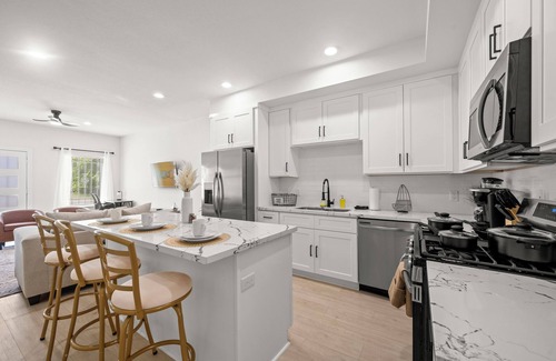 Southeast Houston House | Luxury Spacious Home 6bedrms 8beds 16 guests nearDowntown Houston, NRG WIFI AC
