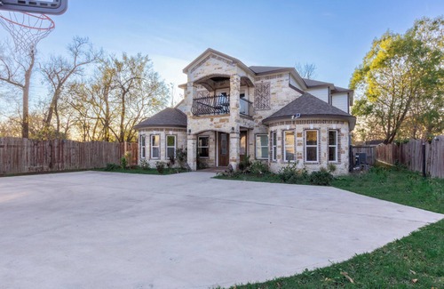 Northside House | Luxury Spanish Style Getaway with Movie Theater, Ping Pong, & More! Sleeps 19!