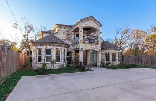 Northside House | Luxury Spanish Style Getaway with Movie Theater, Ping Pong, & More! Sleeps 19!