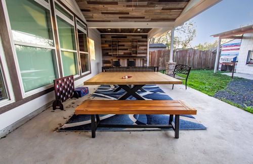 Northside House | Luxury Spanish Style Getaway with Movie Theater, Ping Pong, & More! Sleeps 19!