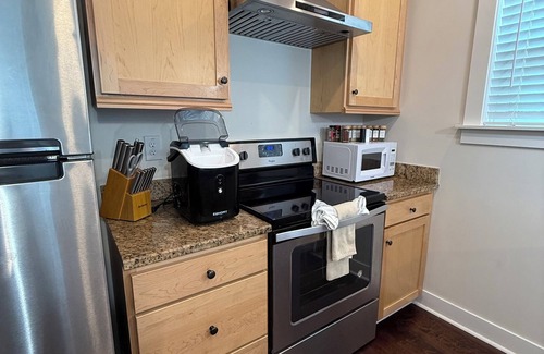Southwest Raleigh House | Luxury Stay near RDU & RTP- Dog-Friendly