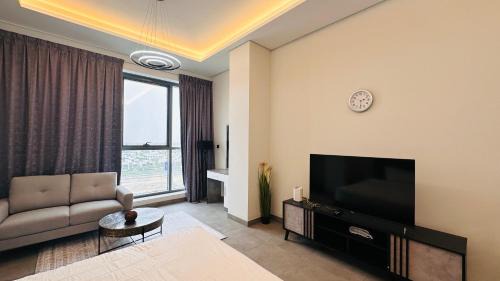 Business Bay House | Luxury Studio Apartment Palm View with Big Balcony Free Parking by Belvilla