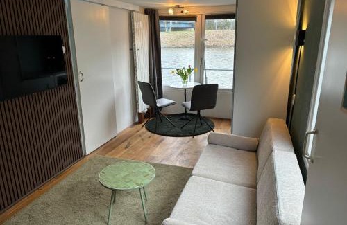 Oostelijke Eilanden en Kadijken Bed & Breakfast | Luxury studio on Robs houseboat special for couples