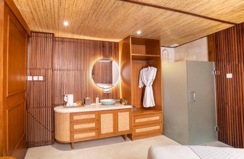 Kerobokan Villa | Luxury Suite Room w/Jacuzzi in Seminyak