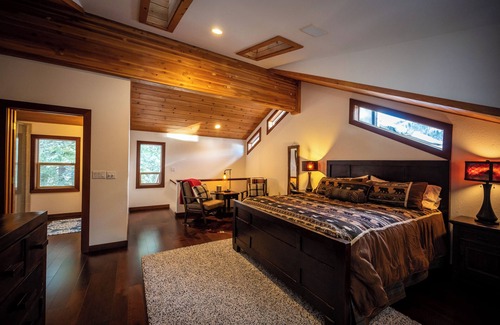 Twin Peaks House | Luxury Tahoe 5BR with Hot Tub. Near Sunnyside!