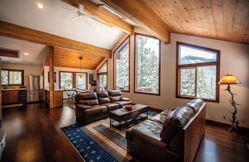 Twin Peaks House | Luxury Tahoe 5BR with Hot Tub. Near Sunnyside!