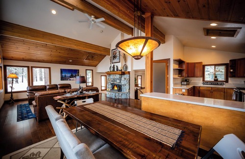 Twin Peaks House | Luxury Tahoe 5BR with Hot Tub. Near Sunnyside!