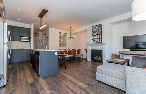 The Blue Mountains House | Luxury Townhome: Private Patio Shuttle, Trails!