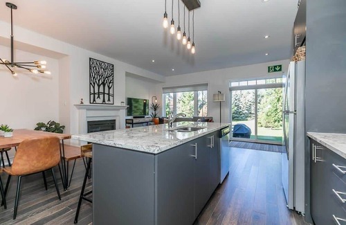 The Blue Mountains House | Luxury Townhome: Private Patio Shuttle, Trails!