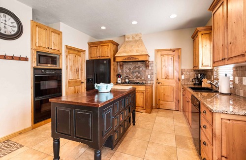 Eden House | Luxury Townhome - Theater /Hot Tub /Arcade - Sleeps 14