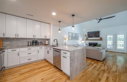 Wilmington House | Luxury Townhouse near shopping & 2 miles to Beach! Pool, Pickleball, & Tennis