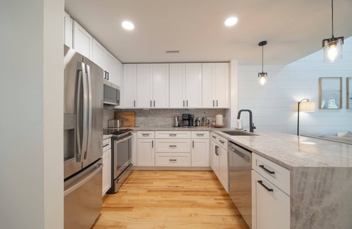 Wilmington House | Luxury Townhouse near shopping & 2 miles to Beach! Pool, Pickleball, & Tennis