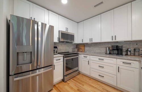 Wilmington House | Luxury Townhouse near shopping & 2 miles to Beach! Pool, Pickleball, & Tennis