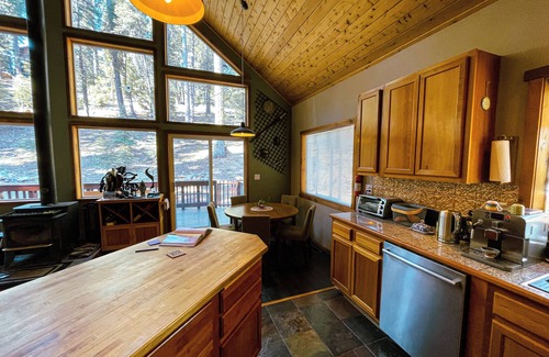 Truckee Ski Chalet | Luxury Truckee Chalet w/Hot Tub, Deck & Workspaces – Near Donner + Tahoe