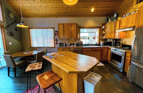 Truckee Ski Chalet | Luxury Truckee Chalet w/Hot Tub, Deck & Workspaces – Near Donner + Tahoe