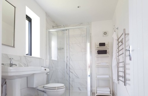Hurstpierpoint Cottage | Luxury two bedroom lodge within walking distance distance of Hurstpierpoint.