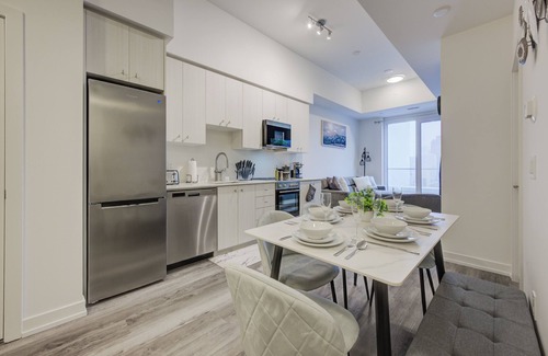 Kitchener Condo | Luxury Two Bedroom Condo w/King Bed & Gym