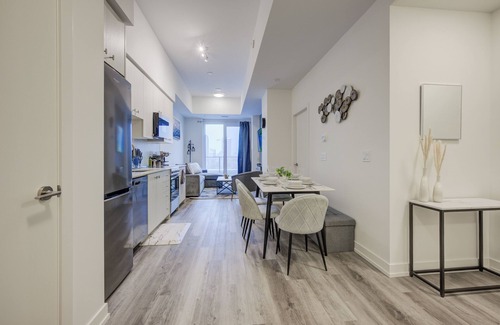 Kitchener Condo | Luxury Two Bedroom Condo w/King Bed & Gym