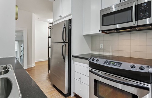 Yorkville Apartment | Luxury Unit 2bed2bath | 5guests| Yorkville