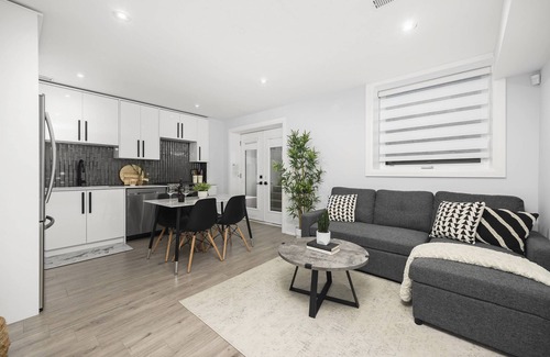 Dorset Park House | ☆ Luxury Unit - HEATED FLOORS, WORKSPACE, CENTRAL LOCATION & FREE PARKING ☆