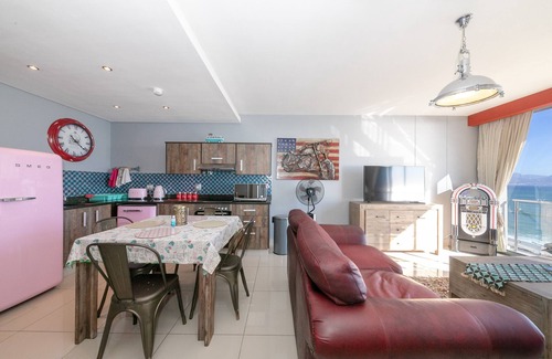 Bloubergstrand Apartment | Luxury Unit with iconic breathtaking views of Table Mountain & Robben island.