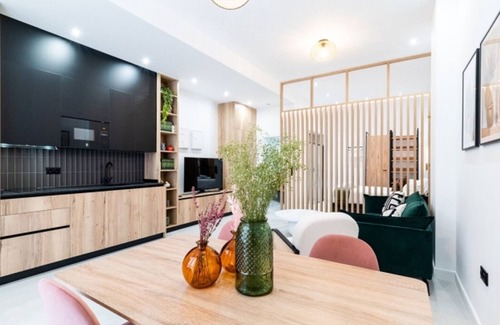 Figares Apartment | Luxury Urban Hideaway Near Granada City Center