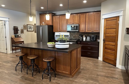 Williams House | Luxury vacation home on 5 acres, 6BR, 4 BA