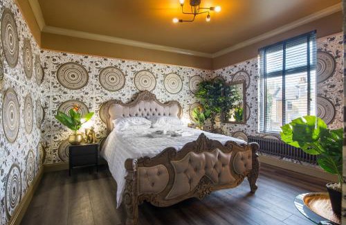 Leyton Apartment | Luxury Versace 1 Bed Hot Tub Pool Table Sky Tv