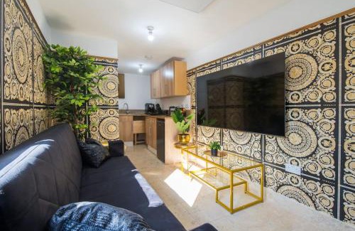 Leyton Apartment | Luxury Versace 2 Bed, Hot Tub, Pool Table, Sky Tv