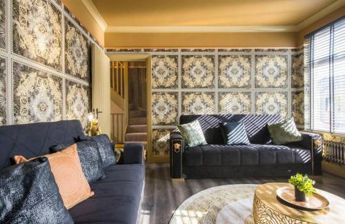 Leyton Apartment | Luxury Versace 2 Bed, Hot Tub, Pool Table, Sky Tv