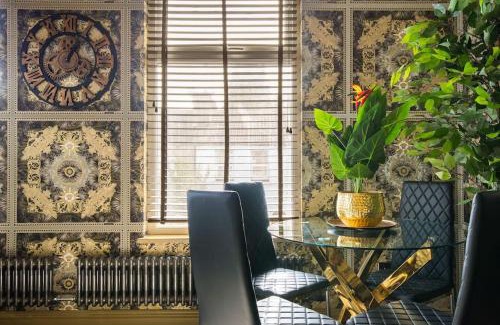 Leyton Apartment | Luxury Versace 2 Bed, Hot Tub, Pool Table, Sky Tv