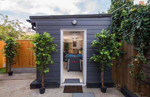 Leyton Apartment | Luxury Versace 1 Bed, Hot Tub, Pool Table, Sky Tv