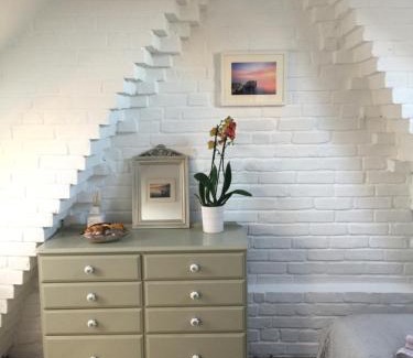 Poole House | Luxury Victorian Cottage in quiet location by town centre and quay - log fires - full Virgin TV including sport and movies - fibre broadband - dog friendly