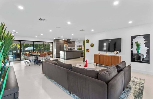 Davie House | Luxury Villa Heated Pool +Pickleball/BKB/Soccer CT