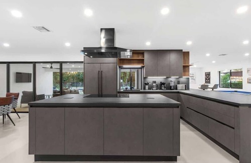 Davie House | Luxury Villa Heated Pool +Pickleball/BKB/Soccer CT