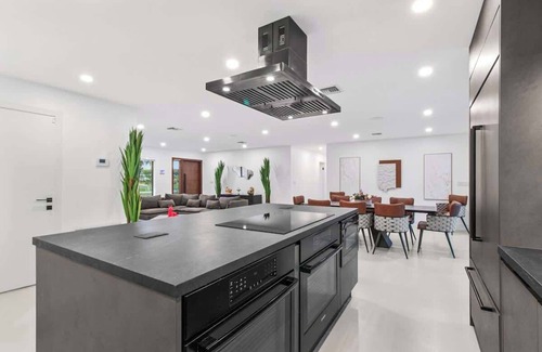 Davie House | Luxury Villa Heated Pool +Pickleball/BKB/Soccer CT