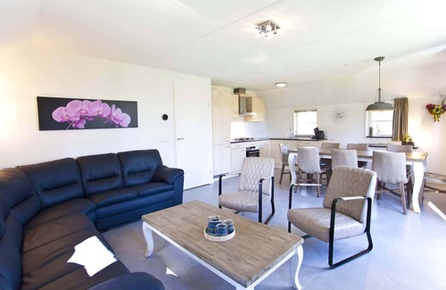 Noordoostelijk van Schaarsbergen Villa | Luxury villa in Arnhem with parking